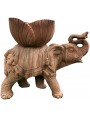 Classico elefantino in terracotta di cultura inglese con vaso sul dorso