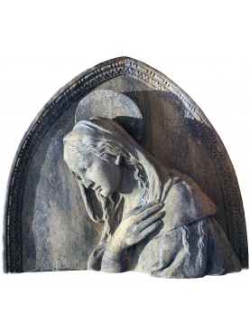 scudo con Madonna in terracotta patina scura