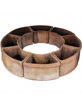 Circle with 8 terracotta planters