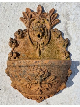 Wall fountain - Lion and Festoons
