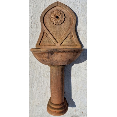 Fountain with large rosette in terracotta