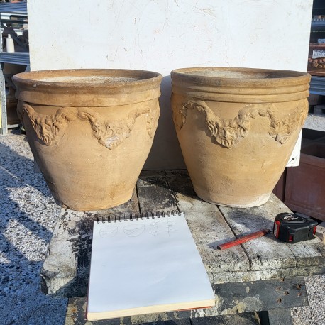Una coppia di vasi da fiori festonati antichi napoletani