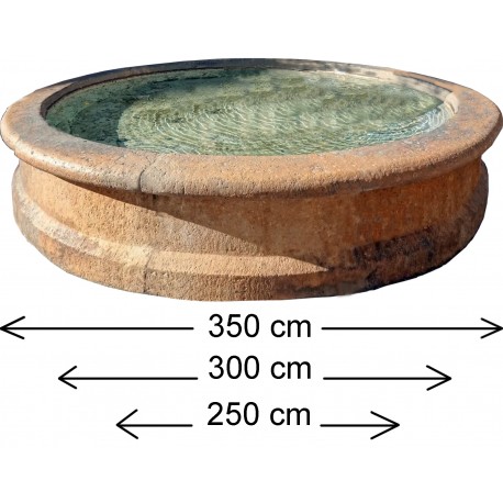Fontana circolare in pietra