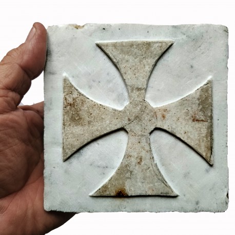 Marmetta antica in marmo bianco di Carrara con croce di Malta