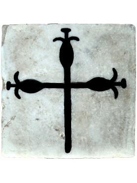 La croce del Battistero di Volterra su marmetta antica
