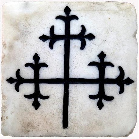 Croce del Museo Pyreneen de Niaux scolpita su marmetta antica