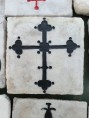 Marmetta antica in marmo bianco di Carrara con croce pisana a 18 sfere