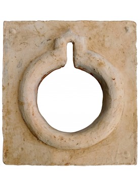 Copia di una feritoia medioevale in terracotta