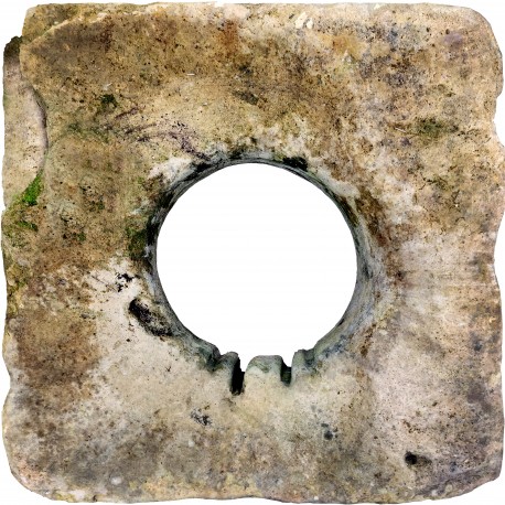 antico Pozzo quadrato in pietra calcarea bianca