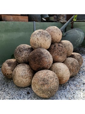 Sfere Ø 27 cm in terracotta copia di palle di cannone subbiate