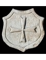 Scudo in pietra arenaria grigia con croce di Malta