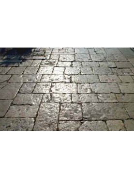 Antica pietra calcarea bianca Pugliese da pavimento in basole, chianche , conci del Sud Italia